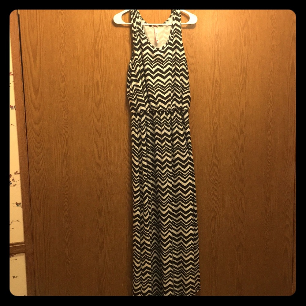 Long Black and white sleeveless dress